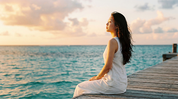 자연요소 계절 바다 컨셉 배_교통 날씨 사람 노을 야간 CG 생태계 파일형식 AI포토 일몰 여자 갑판 해변 여름 자연 물결 고요 저녁 뷰티풀 휴식 생각 바람 편집실사 JPG 편집이미지 의료성형뷰티 AI인물포토 AI콘텐츠