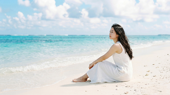 JPG 편집이미지 여자 여유 바다 자연 하늘 해변 물 시간 체험 조용 순간 의료성형뷰티 편집실사 AI인물포토 AI콘텐츠 자연요소 감정 컨셉 사람 CG 생태계 파일형식 AI포토