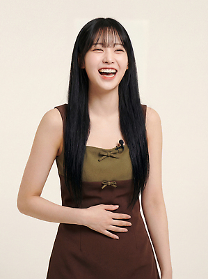 JPG 편집이미지 손 여자 행복 감정 모션 표정 웃음 친구 무대 감싸기 순간 의료성형뷰티 편집실사 AI인물포토 AI콘텐츠 관계 사람 신체부위 CG 파일형식 AI포토