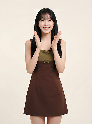 옷 여자 어린이 표정 신체부위 전자제품 예절 CG 파일형식 AI포토 소녀 인사 미소 손 카메라 백그라운드 캐주얼 모션 촬영 단순화된 스타일 웃음 포즈 편집실사 JPG 편집이미지 의료성형뷰티 AI인물포토 AI콘텐츠