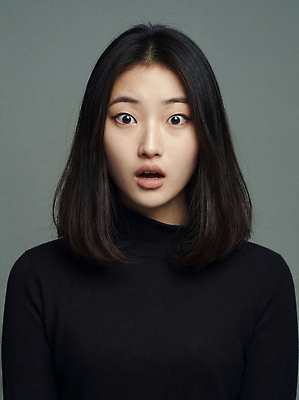 JPG 편집이미지 헤어스타일 옷 여자 감정 얼굴 백그라운드 실내 표정 사람 머리 검은색 촬영 놀람 초상화 의료성형뷰티 편집실사 AI인물포토 AI콘텐츠 컬러 내부 신체부위 CG 그림 파일형식 AI포토