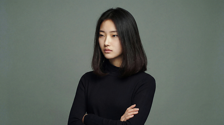 JPG 편집이미지 여자 포즈 백그라운드 상의 생각 흑백 표정 서기 머리 팔짱 어깨 이미지 의료성형뷰티 스타일 편집실사 AI인물포토 AI콘텐츠 옷 모션 촬영기법 사람 신체부위 CG 파일형식 AI포토