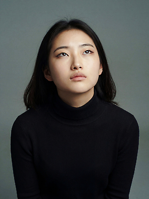 JPG 편집이미지 여자 감정 포즈 백그라운드 생각 조명 표정 촬영 스웨터 집중 구도 의료성형뷰티 편집실사 AI인물포토 AI콘텐츠 컨셉 상의 사람 CG 파일형식 AI포토