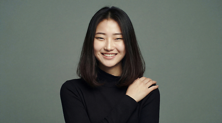 표정 사람 신체부위 감각 CG 생태계 파일형식 AI포토 여자 미소 팔 어깨 자연 포즈 백그라운드 편안함 스튜디오 모델 촬영 편집실사 JPG 편집이미지 의료성형뷰티 AI인물포토 AI콘텐츠