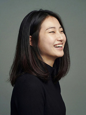 JPG 편집이미지 헤어스타일 시선 여자 얼굴 백그라운드 조명 표정 미소 웃음 옆모습 머리카락 카메라 사진촬영 단순화된 의료성형뷰티 편집실사 AI인물포토 AI콘텐츠 뷰포인트 사람 신체부위 전자제품 머리 촬영 CG 파일형식 AI포토