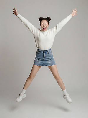 JPG 편집이미지 헤어스타일 손 스포츠 포즈 회색배경 웃음 캐주얼 점프 기쁨 청치마 소매 의료성형뷰티 편집실사 AI인물포토 AI콘텐츠 옷 감정 백그라운드 모션 표정 신체부위 치마 회색 CG 파일형식 AI포토