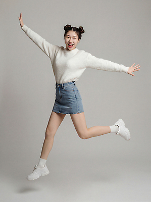 JPG 모델 편집이미지 여자 패션 행복 어린이 포즈 모션 청소년 표정 운동 점프 흰색 스웨터 청치마 의료성형뷰티 스타일 편집실사 AI인물포토 AI콘텐츠 감정 컬러 상의 건강 사람 치마 CG 파일형식 AI포토