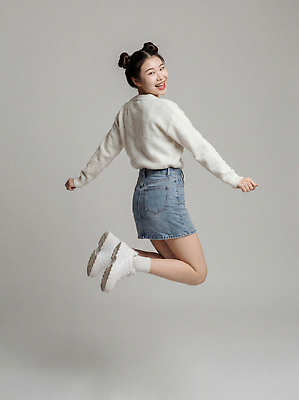 JPG 편집이미지 헤어스타일 패션 행복 운동화 모션 실내 미소 점프 사진촬영 기쁨 청바지 스웨터 즐거움 의료성형뷰티 편집실사 AI인물포토 AI콘텐츠 감정 신발 상의 바지 표정 내부 촬영 CG 파일형식 AI포토