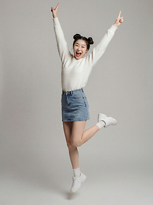 JPG 모델 편집이미지 행복 포즈 운동화 모션 실내 표정 웃음 소녀 점프 기쁨 흰색 청바지 스웨터 즐거움 의료성형뷰티 편집실사 AI인물포토 AI콘텐츠 여자 감정 어린이 컬러 신발 상의 바지 내부 CG 파일형식 AI포토