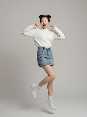 JPG 편집이미지 손 여자 패션 행복 백그라운드 운동화 스튜디오 웃음 점프 기쁨 흰색 스웨터 청치마 의료성형뷰티 편집실사 AI인물포토 AI콘텐츠 감정 컬러 신발 상의 모션 표정 사람 신체부위 치마 CG 파일형식 AI포토