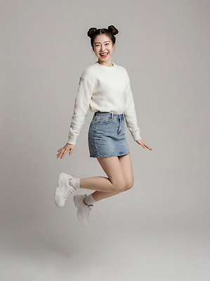 JPG 편집이미지 헤어스타일 여자 패션 감정 운동화 모션 실내 미소 웃음 점프 자유 즐거움 청치마 소셜미디어 의료성형뷰티 편집실사 AI인물포토 AI콘텐츠 신발 컨셉 표정 사람 내부 치마 CG 파일형식 AI포토
