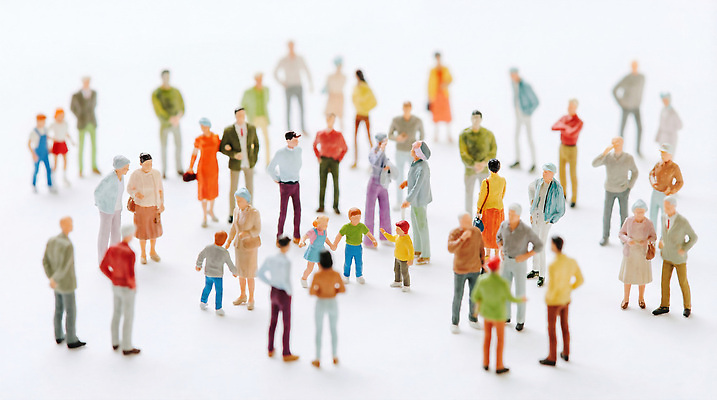 JPG 편집이미지 노년 남자 어린이 여러명 성인 모형 미니어처 피규어 다양 그룹 군중 세대 공동체 인구 편집실사 AI포토 AI콘텐츠 다수 사람 CG 파일형식