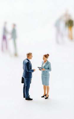 JPG 편집이미지 여자 남자 비즈니스 사업가 회의 협력 대화 사람 정장 태블릿 미니어처 업무 직장인 토론 소통 편집실사 AI컴퓨터그래픽 AI콘텐츠 직업 옷 컨셉 말하기 전자제품 스마트기기 모형 작업 CG 파일형식