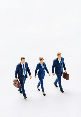 직업 옷 여자 남자 다수 백그라운드 컨셉 가방 비즈니스 모션 사람 모형 흰색 직장인 CG 파일형식 AI콘텐츠 미니어처 비즈니스맨 비즈니스우먼 정장 협력 걷기 이동 전진 서류가방 흰배경 그룹 여러명 편집실사 JPG 편집이미지 AI컴퓨터그래픽