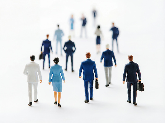 JPG 편집이미지 길 비즈니스 성공 미래 협력 여러명 미니어처 도전 성장 직장인 그룹 방향 진행 전진 편집실사 AI컴퓨터그래픽 AI콘텐츠 직업 다수 컨셉 사람 모형 CG 파일형식