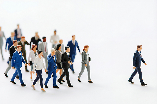 JPG 편집이미지 비즈니스 모션 걷기 미니어처 피규어 직장인 그룹 방향 리더 독립 리더쉽 선두 편집실사 AI컴퓨터그래픽 AI콘텐츠 직업 모형 CG 파일형식