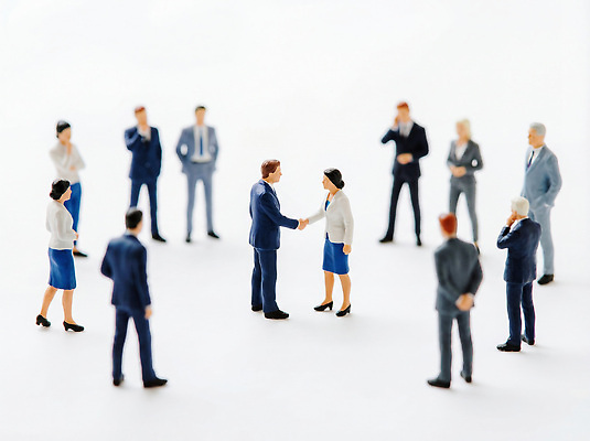 JPG 편집이미지 여자 남자 비즈니스 관계 회의 협력 대화 협상 사람 미니어처 모임 인사 직장인 대표 토론 Handshake 편집실사 AI컴퓨터그래픽 AI콘텐츠 직업 말하기 모형 예절 CG 파일형식