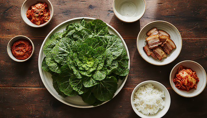 식기 아시아 한식 음식 가구 컨셉 채소 CG 준비 비빔밥 봄동 파일형식 AI콘텐츠 배추 김치 밥 반찬 식사 탁자 한국 요리 식사준비 쌈 그릇 맛 편집이미지 봄동비빔밥 JPG AI포토 편집실사