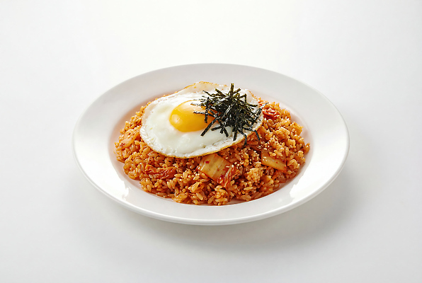 JPG 편집이미지 접시 한식 음식 재료 탁자 김치 요리 계란 식사 김 볶음밥 김치볶음밥 반숙 편집실사 AI포토 AI콘텐츠 식기 가구 알 해조류 CG 파일형식