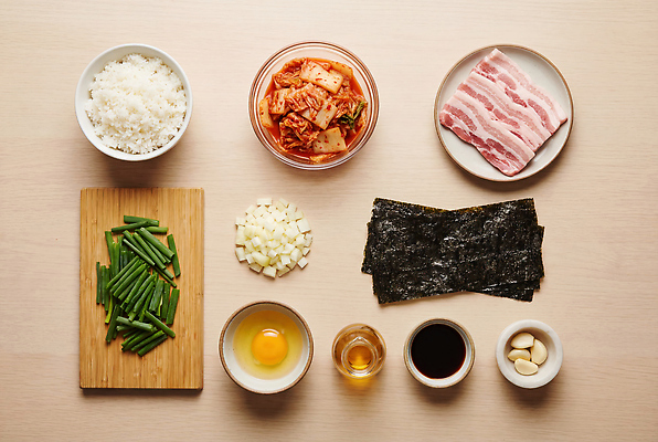 JPG 편집이미지 음식 재료 탁자 밥 주방용품 김치 감자 돼지고기 요리 계란 준비 간장 부추 김치볶음밥 식초 편집실사 AI포토 AI콘텐츠 한식 가구 생활용품 채소 육류 알 양념 CG 볶음밥 파일형식