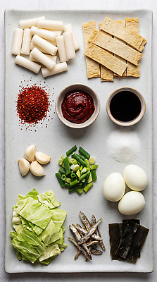 JPG 편집이미지 한식 재료 떡 마늘 요리 계란 양념 된장 설탕 떡볶이 배추 간장 파 고춧가루 멸치 편집실사 AI포토 AI콘텐츠 음식 채소 어류 알 가루 분식 CG 파일형식