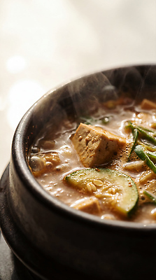 JPG 편집이미지 한식 음식 재료 호박 요리 식사 맛 수증기 찌개 된장찌개 준비 두부 국물 돌솥 끓이기 편집실사 AI포토 AI콘텐츠 컨셉 채소 모션 CG 파일형식