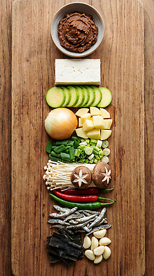 JPG 편집이미지 음식 채소 재료 고추 호박 양파 감자 마늘 요리 버섯 된장찌개 대파 나무도마 다시마 멸치 편집실사 AI포토 AI콘텐츠 한식 도마 어류 목재 해조류 찌개 CG 파 파일형식