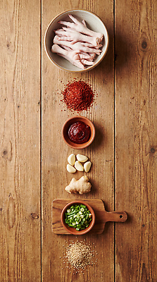 JPG 편집이미지 한식 식재료 재료 마늘 요리 양념 준비 매움 파 생강 고춧가루 나무탁자 닭발 입맛 매운닭발 편집실사 AI포토 AI콘텐츠 음식 채소 탁자 맛 가루 CG 파일형식