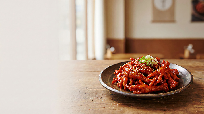 JPG 나무 편집이미지 접시 한식 음식 탁자 요리 식당 양념 맛 매움 깨 매운닭발 편집실사 AI포토 AI콘텐츠 식물 식기 가구 컨셉 식재료 상점 조미료 CG 닭발 파일형식