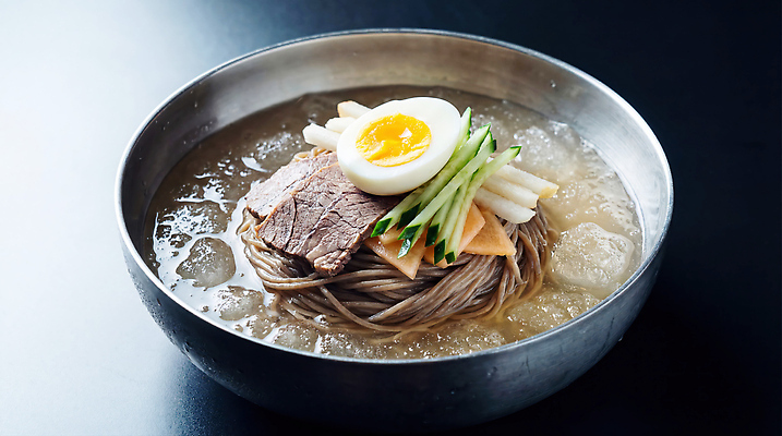 JPG 편집이미지 그릇 한식 음식 여름음식 오이 요리 계란 식사 소고기 면류 냉면 물냉면 육수 편집실사 AI포토 AI콘텐츠 식기 채소 육류 알 CG 파일형식 여름_계절