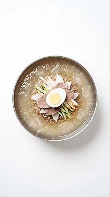 JPG 편집이미지 그릇 한식 음식 재료 오이 요리 여름 얼음 식사 소고기 면류 냉면 삶은계란 물냉면 편집실사 AI포토 AI콘텐츠 자연요소 식기 계절 채소 여름음식 육류 계란 계란요리 CG 파일형식