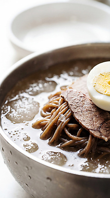 JPG 편집이미지 그릇 한식 음식 재료 육류 요리 계란 식사 면류 맛 국수 냉면 물냉면 메밀면 편집실사 AI포토 AI콘텐츠 식기 컨셉 식재료 여름음식 알 CG 파일형식