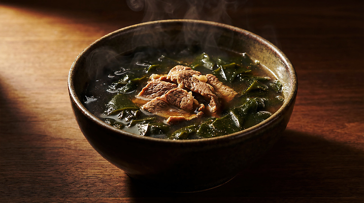 JPG 편집이미지 그릇 한식 재료 한국 따뜻함 요리 식사 소고기 해조류 맛 저녁 김 국 국물 미역국 편집실사 AI포토 AI콘텐츠 식기 아시아 음식 컨셉 육류 해양식물 야간 CG 파일형식