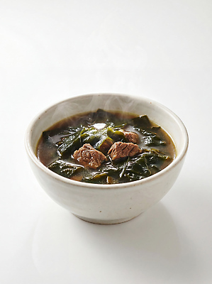 JPG 편집이미지 그릇 한식 음식 재료 육류 요리 주방 식사 전통음식 해조류 수증기 국 미역국 편집실사 AI포토 AI콘텐츠 전통 식기 식재료 해양식물 CG 파일형식