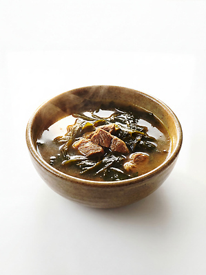 JPG 편집이미지 그릇 한식 바다 재료 가족 아침 요리 식사 뜨거움 맛 저녁 먹기 해산물 레시피 국물 미역국 편집실사 AI포토 AI콘텐츠 주간 식기 음식 컨셉 관계 모션 야간 CG 국 파일형식