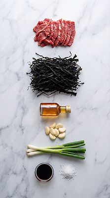 JPG 편집이미지 한식 재료 식탁 마늘 요리 소고기 밥상 준비 간장 소금 레시피 파 미역국 참기름 편집실사 AI포토 AI콘텐츠 음식 채소 탁자 육류 양념 기름_음식 CG 국 파일형식