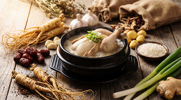 JPG 편집이미지 한식 음식 재료 탁자 건강 마늘 요리 식사 한약재 닭 인삼 대추 레시피 삼계탕 들깨 편집실사 AI포토 AI콘텐츠 가구 채소 조류 약재 삼 CG 깨 보양식 파일형식