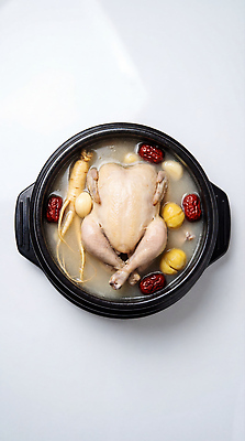 JPG 편집이미지 한식 따뜻함 요리 전통음식 닭 인삼 약초 뚝배기 대추 국물 삼계탕 건강식 편집실사 AI포토 AI콘텐츠 전통 음식 조류 풀_식물 삼 CG 보양식 파일형식