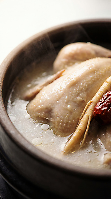 JPG 편집이미지 전통 한식 재료 여름음식 건강 요리 닭고기 뜨거움 인삼 대추 국물 삼계탕 온도 편집실사 AI포토 AI콘텐츠 음식 육류 삼 CG 보양식 파일형식 여름_계절