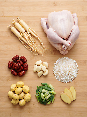 JPG 편집이미지 한식 음식 재료 마늘 요리 주방 식사 닭고기 쌀 인삼 밤 대추 삼계탕 생강 쪽파 편집실사 AI포토 AI콘텐츠 채소 곡류 육류 견과류 삼 CG 보양식 파 파일형식