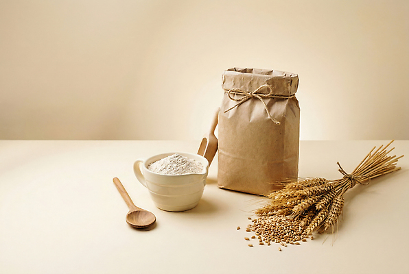 JPG 편집이미지 음식 식재료 재료 탁자 요리 종이봉투 주방 식사 밀 유기농 밀가루 제빵 나무스푼 편집실사 AI포토 AI콘텐츠 웰빙 가구 봉투 곡류 제과제빵 가루 CG 나무숟가락 파일형식