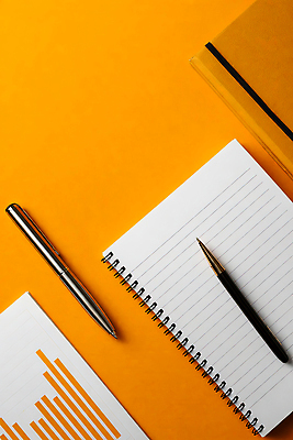 JPG 편집이미지 종이 선 백그라운드 그래프 학습 필기구 숫자 펜 노란색 공책 도구 기록 작업 사무 준비 편집실사 AI포토 AI콘텐츠 문자 교육 컬러 문구용품 업무 CG 파일형식