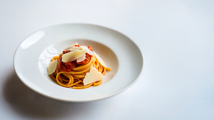 JPG 편집이미지 접시 음식 재료 식탁 파스타 요리 식사 이탈리아 맛 저녁 점심 토마토소스 비건 편집실사 파인다이닝 AI포토 AI콘텐츠 식기 유럽 컨셉 탁자 서양음식 레스토랑 소스_음식 야간 CG 채식주의자 파일형식