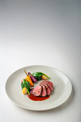 JPG 편집이미지 접시 음식 컬러 채소 식재료 식탁 디저트 육류 요리 옆모습 식사 샐러드 부드러움 레시피 편집실사 파인다이닝 AI포토 AI콘텐츠 식기 뷰포인트 탁자 레스토랑 감각 CG 파일형식