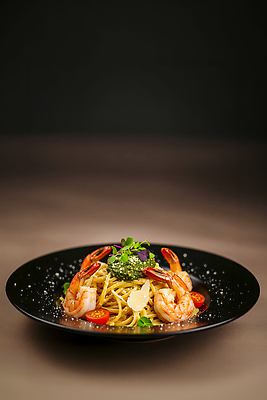 JPG 편집이미지 접시 음식 방울토마토 새우 파스타 요리 레스토랑 요리사 검은색 식사 맛 저녁 허브 점심 편집실사 파인다이닝 AI포토 AI콘텐츠 식물 직업 식기 컬러 컨셉 토마토 서양음식 갑각류 식당 야간 CG 파일형식