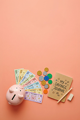 JPG 편집이미지 돈 관리 연필 동전 공책 저축 돼지저금통 저금통 절약 목표 경제교육 재정 편집실사 AI포토 AI콘텐츠 교육 컨셉 문구용품 학용품 금융 경제 필기구 재산 CG 파일형식