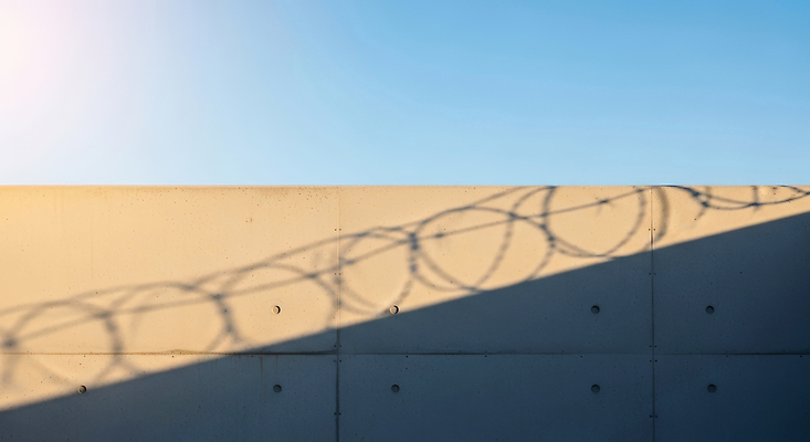 JPG 편집이미지 벽 패턴 하늘 그림자 안전 야외 햇빛 공간 구조물 경계 그림 철조망 편집실사 AI포토 AI콘텐츠 건축 무늬 태양 CG 파일형식