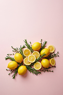 JPG 편집이미지 분홍색 과일 식재료 자연 건강 요리 장식 주방 식사 레몬 허브 슬라이스 상큼 비타민 허브차 편집실사 AI포토 AI콘텐츠 식물 컬러 차_음료 CG 생태계 영양소 파일형식