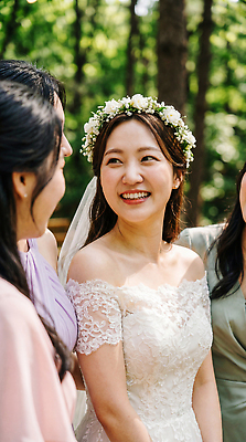 JPG 편집이미지 드레스 옷 여자 행복 신부 웨딩드레스 결혼식 웃음 야외 친구 화관 기쁨 축하 그룹 숲 들러리 순간 의료성형뷰티 편집실사 AI인물포토 AI콘텐츠 꽃 감정 결혼 컨셉 관계 표정 사람 CG 하객 파일형식 AI포토