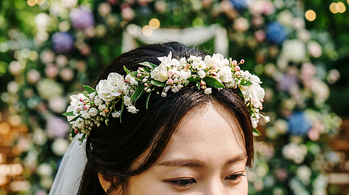 JPG 편집이미지 전통 드레스 행복 신부 꽃다발 웨딩드레스 결혼 결혼식 사랑 이벤트 장식 축하 소중 고객 들러리 순간 의료성형뷰티 편집실사 AI인물포토 AI콘텐츠 옷 꽃 감정 컨셉 CG 하객 파일형식 AI포토